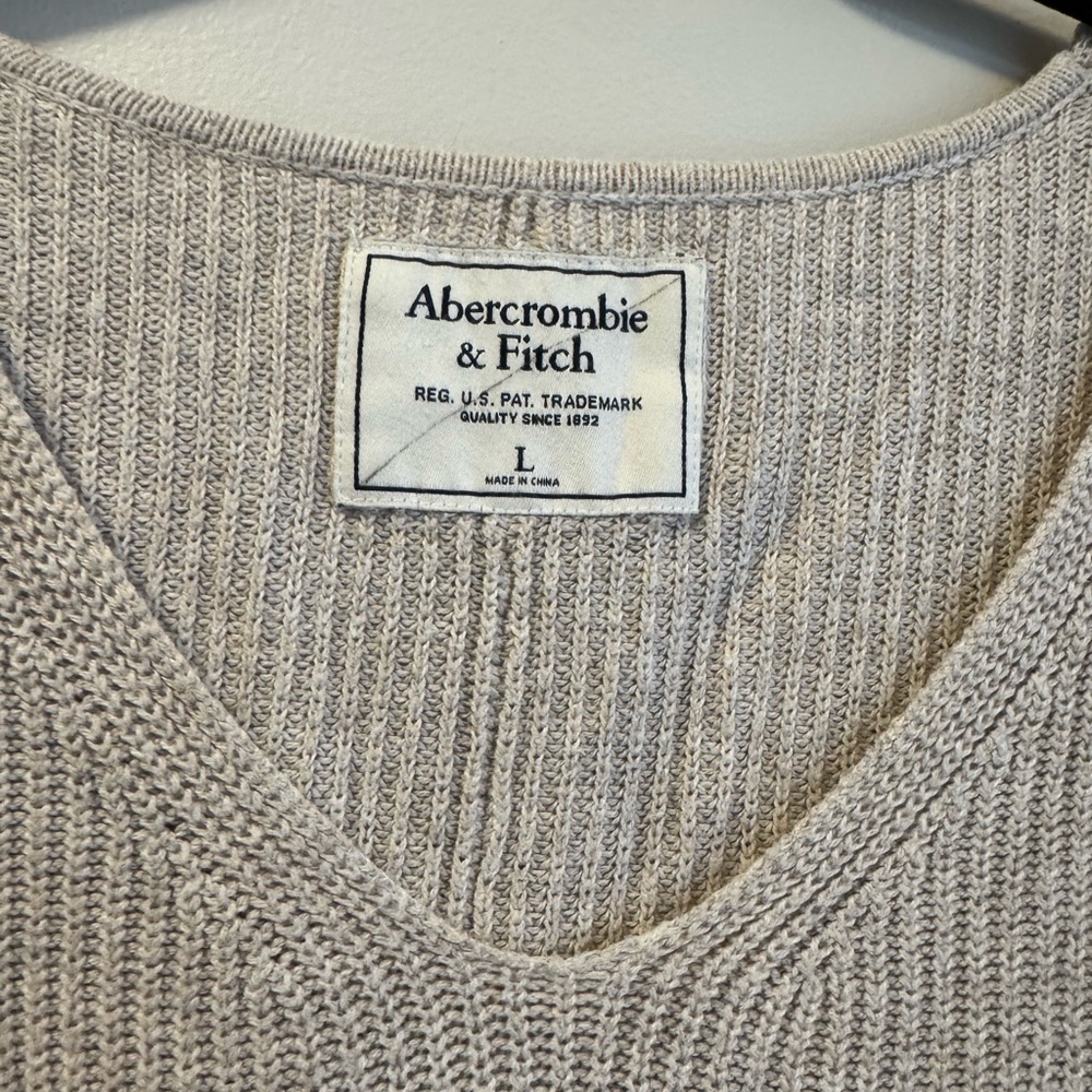 Abercrombie & Fitch Women's Oatmeal V-Neck Sweater - Picture 5 of 5